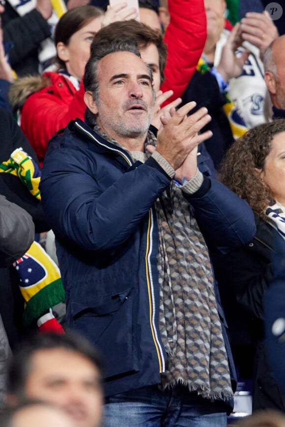 Jean Dujardin - Personnalités dans les tribunes du match de rugby "France vs Australie" au Stade de France à Paris. Le 5 novembre 2022
