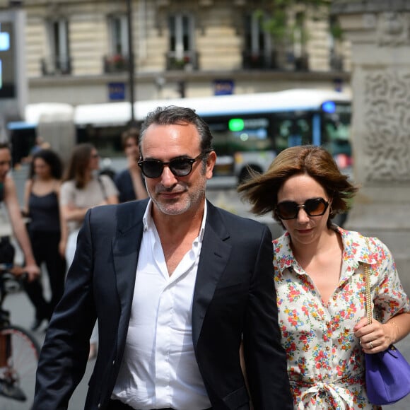 Jean Dujardin et sa femme Nathalie Pechalat - Mariage de Claude Lelouch à la mairie du 18ème à Paris. Le 17 juin 2023