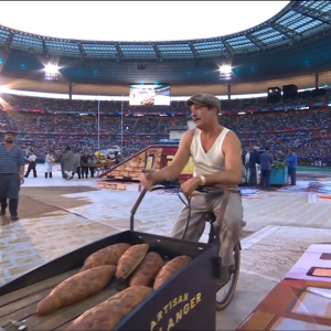 "Non mais c'est quoi ce coq humain là... Le malaise au Stade de France !", pouvait-on lire.
Coupe du monde de rugby, cérémonie d'ouverture. Capture d'écran TF1