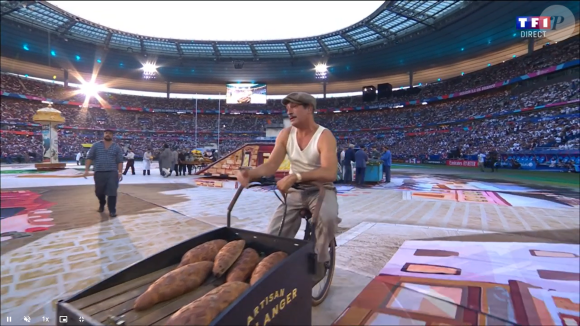 "Non mais c'est quoi ce coq humain là... Le malaise au Stade de France !", pouvait-on lire.
Coupe du monde de rugby, cérémonie d'ouverture. Capture d'écran TF1
