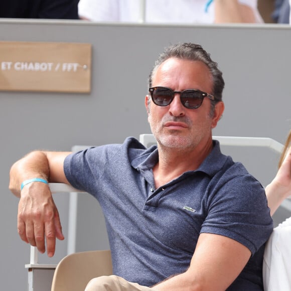 Mais également : "pire cérémonie au monde".
Jean Dujardin - Célébrités en tribunes des Internationaux de France de tennis de Roland Garros 2023 à Paris le 11 juin 2023. © Jacovides-Moreau/Bestimage 