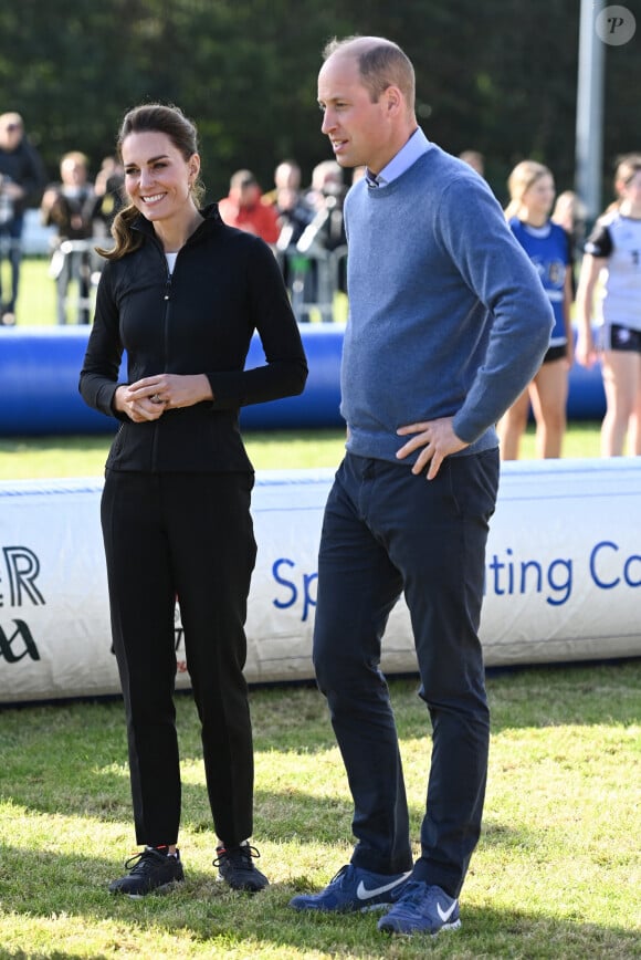 Le prince William, duc de Cambridge, et Catherine (Kate) Middleton, duchesse de Cambridge, visitent le clud de Rugby, City of Derry R.F.C. à Londonderry, Royaume Uni.