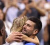 Il a également serré fort sa fille Tara (6 ans) dans ses bras
 
Novak Djokovic et sa fille Tara - Novak Djokovic remporte le tournoi de l'US Open Flushing Meadows à New York, le 10 septembre 2023.