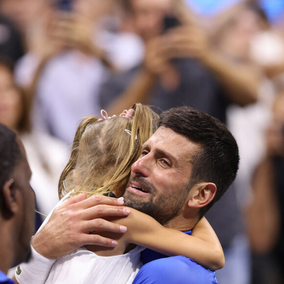 Il a également serré fort sa fille Tara (6 ans) dans ses bras
 
Novak Djokovic et sa fille Tara - Novak Djokovic remporte le tournoi de l'US Open Flushing Meadows à New York, le 10 septembre 2023.