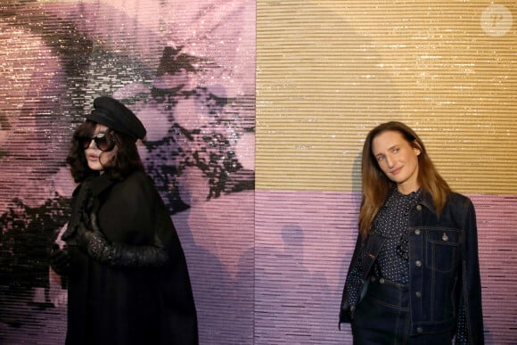 Isabelle Adjani et Camille Cottin - Photocall au défilé de mode Haute-Couture Christian Dior au musée Rodin lors de la Fashion Week Printemps-été 2023 de Paris, France, le 23 janvier 2023. © Bertrand Rindoff Petroff/Bestimage 