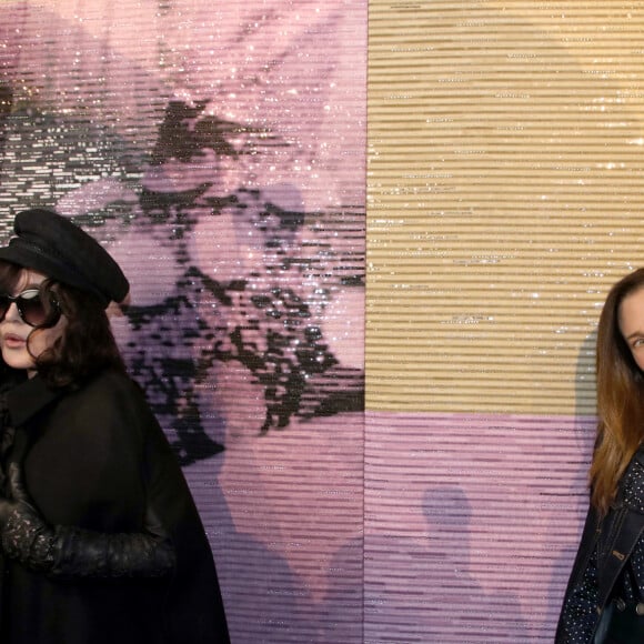 Isabelle Adjani et Camille Cottin - Photocall au défilé de mode Haute-Couture Christian Dior au musée Rodin lors de la Fashion Week Printemps-été 2023 de Paris, France, le 23 janvier 2023. © Bertrand Rindoff Petroff/Bestimage 