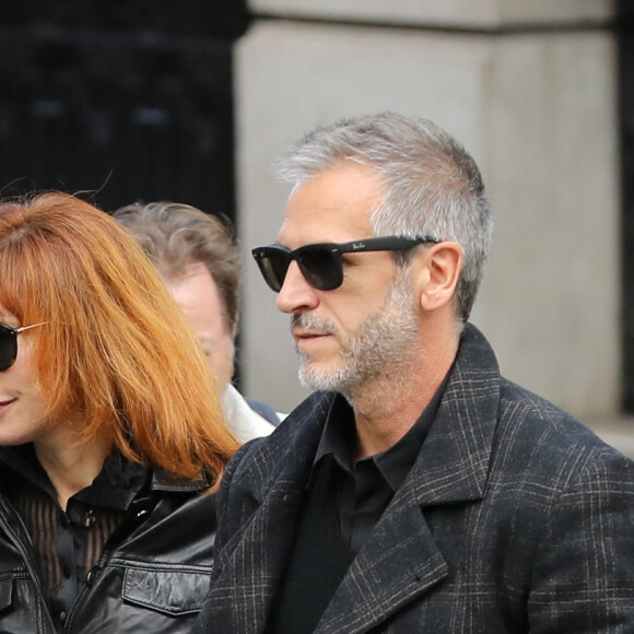 Mylène Farmer a par la suite été en couple avec Benoît Di Sabatino
Mylène Farmer et son compagnon Benoît Di Sabatino lors des obsèques de Jean Rochefort en l'église Saint-Thomas d'Aquin à Paris, le 13 octobre 2017. 