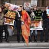 Manifestation anti-fourrure devant lors des arrivées au défilé Gaultier