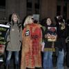 Manifestation anti-fourrure devant le défilé Gaultier à Paris le 6 mars 