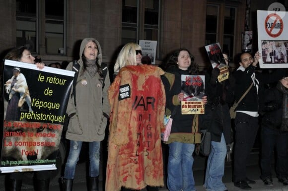 Manifestation anti-fourrure devant le défilé Gaultier à Paris le 6 mars 