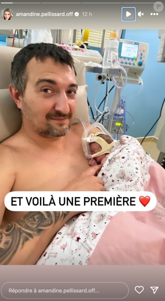 Alexandre Pellissard immortalisé à l'hôpital aux côtés de sa fille Maéna, photo relayée sur Instagram.