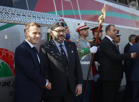 Emmanuel Macron et le roi Mohammed VI du Maroc à la sortie de la gare de Rabat Agdal après l'inauguration de la ligne à grande vitesse Tanger-Casablanca, à Rabat, Maroc, le 15 novembre 2018. © Marwane Sobai/Bestimage