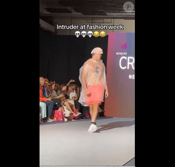 Cette vidéo, qui fait le tour du monde, le montre sur le catwalk, en train de marcher l'air de rien, sans que personne ne remarque qu'il n'était pas à sa place.
Un homme s'incruste sur un podium de la Fashion Week de New York.