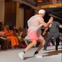 VIDEO Fashion Week de New York : Un homme violemment exfiltré après avoir défilé dans une tenue improbable