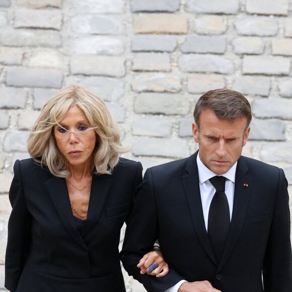 Pour garder la forme, Brigitte Macron avait révélé quelques uns de ses secrets à Sophie Davant pour "S le magazine".
Le président de la République française, Emmanuel Macron et sa femme la Première Dame Brigitte Macron lors de l'hommage national du général d'armée Jean-Louis Georgelin sur l'esplanade des Invalides à Paris, France, le 25 août 2023. © Dominique Jacovides/Bestimage