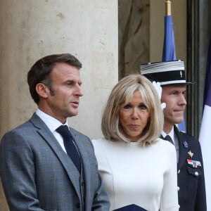 Si elle est là pour le conseiller dans l'ombre, elle est également présente dans la lumière à un grand nombre de ses apparitions publiques.
Le président français Emmanuel Macron et la première dame, Brigitte Macron accueillent Frank-Walter, Président de la République fédérale d'Allemagne et son épouse pour un dîner au palais de l'Elysée, Paris, France, le 31 août 2023. © Stéphane Lemouton / Bestimage