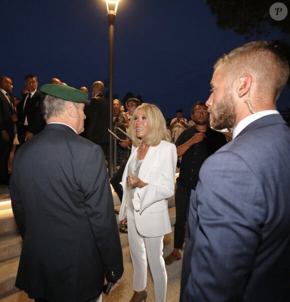 Le président Emmanuel Macron et sa femme la Première Dame Brigitte Macron saluent la foule à Bormes-les-Mimosas à l'issue de la cérémonie du 79ème anniversaire de la libération de la ville le 17 août 2023. © Luc Boutria/Nice Matin/Bestimage