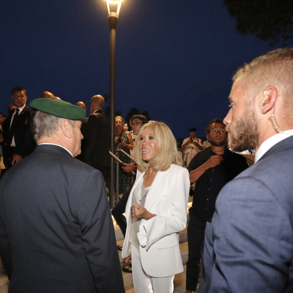 Le président Emmanuel Macron et sa femme la Première Dame Brigitte Macron saluent la foule à Bormes-les-Mimosas à l'issue de la cérémonie du 79ème anniversaire de la libération de la ville le 17 août 2023. © Luc Boutria/Nice Matin/Bestimage