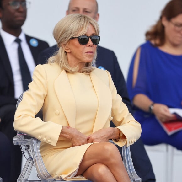 Digne, élégante, resplendissante, les adjectifs manquent pour qualifier la première dame, qui fait souvent confiance à Nicolas Ghesquière chez Vuitton pour afficher un look impeccable.
La Première Dame Brigitte Macron - Tribune lors de la cérémonie du 143ème défilé militaire du 14 juillet, jour de la Fête Nationale à Paris, France, le 14 juillet 2023. © Dominique Jacovides/Bestimage