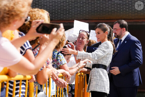 La reine Letizia d'Espagne préside avec les étudiants l'ouverture du Cours de Formation Professionnelle 2023/2024 au Centre de Formation Professionnelle Intégrée en Communication, Image et Son (CISLAN) à Langreo, Asturies, Espagne, le 13 septembre 2023 