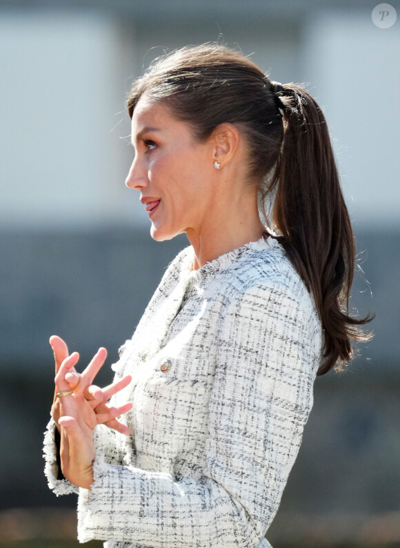 La reine Letizia d'Espagne préside avec les étudiants l'ouverture du Cours de Formation Professionnelle 2023/2024 au Centre de Formation Professionnelle Intégrée en Communication, Image et Son (CISLAN) à Langreo, Asturies, Espagne, le 13 septembre 2023 