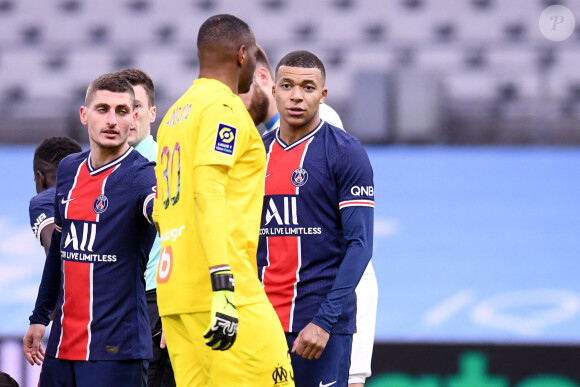 Kylian Mbappé et Marco Verratti - Rencontre de football en ligue 1 Uber Eats Paris Saint-Germain (PSG) contre L'Olympique de Marseille (OM) (2-0) au stade Vélodrome à Marseille le 7 février 2021. © Philippe Lecoeur / Panoramic / Bestimage