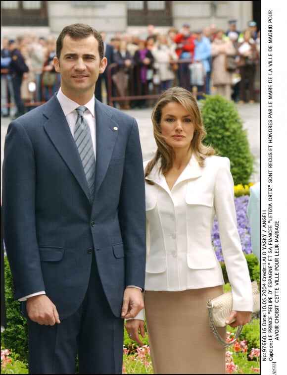 Il y a désormais 19 ans que Felipe et Letiza d'Espagne se sont mariés.
Le prince Felipe d'Espagne et sa fiancée Letizia Ortiz sont reçus par le maire de Madrid avant leur mariage.