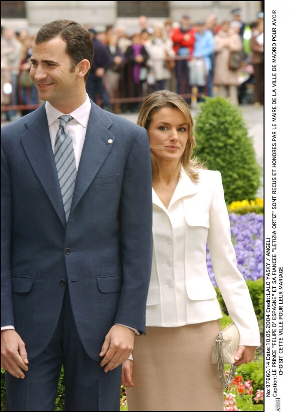 Le prince Felipe d'Espagne et sa fiancée Letizia Ortiz sont reçus par le maire de Madrid avant leur mariage.