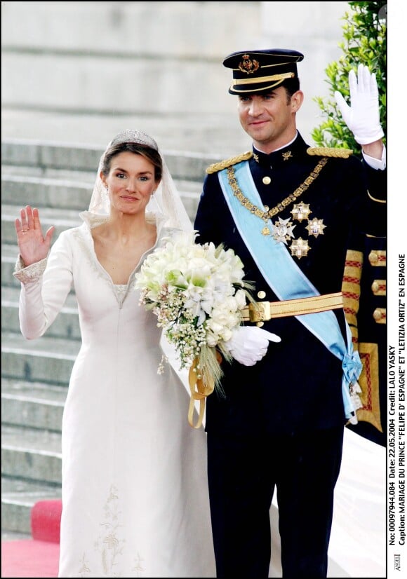 Et à l'époque, Letizia Ortiz avait porté la robe la plus chère de l'histoire des royals ! 
Letizia Ortiz et le prince Felipe - Mariage du prince Felipe d'Espagne et de Letizia Ortiz à Madrid, 22 mai 2004.
