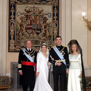 Letizia Ortiz et le prince Felipe, le roi Juan Carlos et la reine Sofia - Mariage du prince Felipe d'Espagne et de Letizia Ortiz à Madrid, 22 mai 2004.
