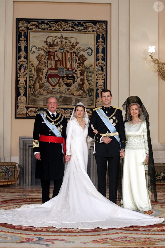 Letizia Ortiz et le prince Felipe, le roi Juan Carlos et la reine Sofia - Mariage du prince Felipe d'Espagne et de Letizia Ortiz à Madrid, 22 mai 2004.