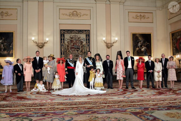 Paloma Rocasolano Rodríguez (Mère de Letizia Ortiz), le roi Juan Carlos, la princesse Letizia, le prince Felipe, la reine Sofia d'Espagne et Jesús Ortiz Álvarez (Père de Letizia Ortiz) - Mariage du prince Felipe d'Espagne et de Letizia Ortiz. Le 22 mai 2004 