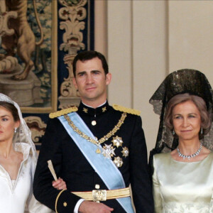 Et bie sur avec toute la famille ! 
Paloma Rocasolano Rodríguez (Mère de Letizia Ortiz), le roi Juan Carlos, la princesse Letizia, le prince Felipe, la reine Sofia d'Espagne et Jesús Ortiz Álvarez (Père de Letizia Ortiz) - Mariage du prince Felipe d'Espagne et de Letizia Ortiz. Le 22 mai 2004 