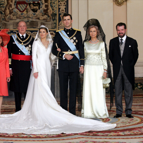 Et bie sur avec toute la famille ! 
Paloma Rocasolano Rodríguez (Mère de Letizia Ortiz), le roi Juan Carlos, la princesse Letizia, le prince Felipe, la reine Sofia d'Espagne et Jesús Ortiz Álvarez (Père de Letizia Ortiz) - Mariage du prince Felipe d'Espagne et de Letizia Ortiz. Le 22 mai 2004 