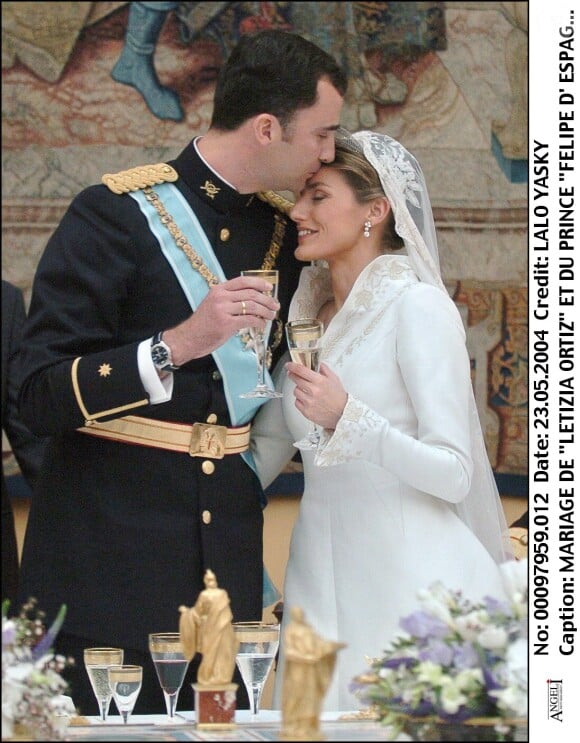 Une union qui s'était célébrée devant 1600 invités et des milliers de Madrilènes.
Letizia Ortiz et le prince Felipe - Mariage du prince Felipe d'Espagne et de Letizia Ortiz à Madrid, 22 mai 2004.