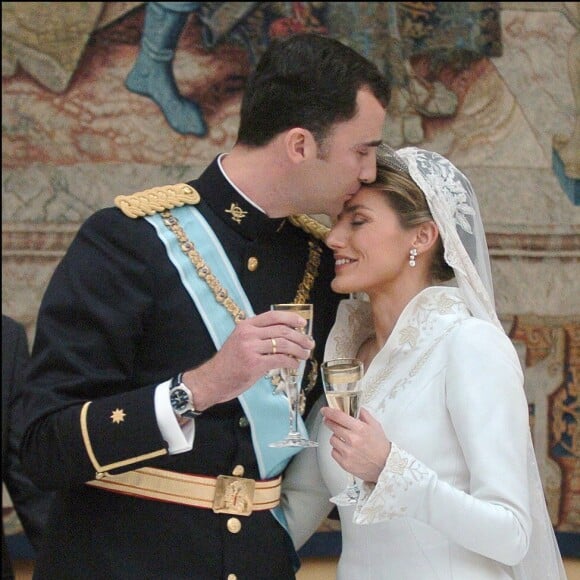 Une union qui s'était célébrée devant 1600 invités et des milliers de Madrilènes.
Letizia Ortiz et le prince Felipe - Mariage du prince Felipe d'Espagne et de Letizia Ortiz à Madrid, 22 mai 2004.
