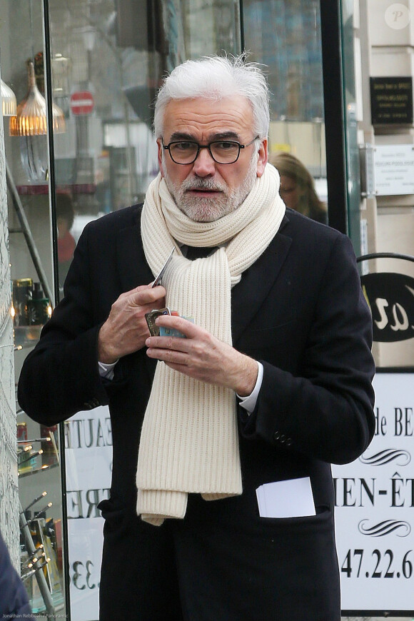 Exclusif - Le journaliste Pascal Praud arrive aux studios de la radio RTL à Paris le 12 mars 2020. Le parquet de Paris a ouvert une enquête après la diffusion d'un morceau du rappeur Sneazzy, accusé de menacer le journaliste Pascal Praud. © Panoramic / Bestimage