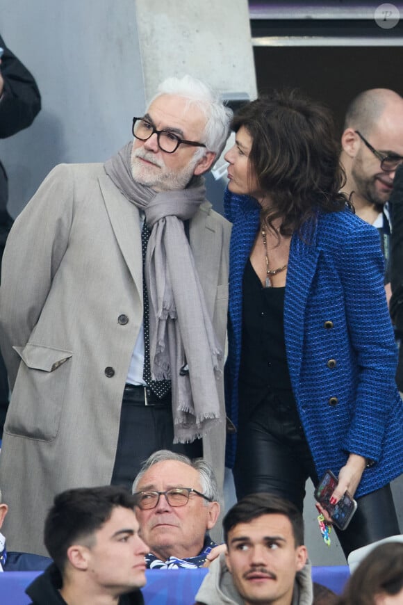 Pascal Praud et sa compagne Catherine dans les tribunes du match de football de la Coupe de France "Nantes vs Toulouse" au Stade de France à Paris. Le 29 avril 2023 © Cyril Moreau / Bestimage