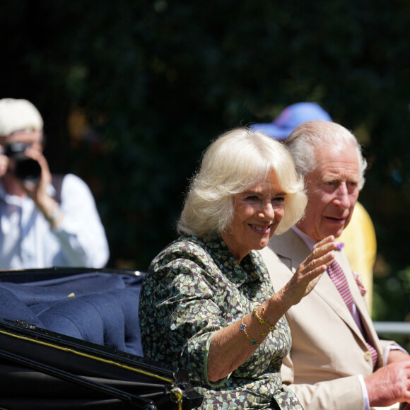 Le roi Charles III d'Angleterre et Camilla Parker Bowles, reine consort d'Angleterre, au Sandringham Flower Show à Sandringham House (Norfolk), le 26 juillet 2023. 