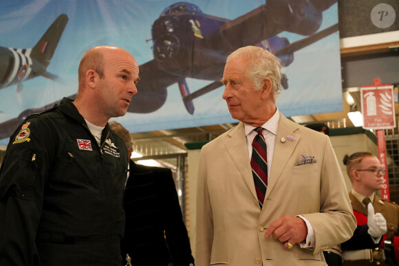 A tel point quen Angleterre, il est formellement interdit d'en produire ! 
Le roi Charles III d'Angleterre, lors d'une visite au Battle of Britain Memorial Flight (BBMF) à Coningsby, à l'occasion du 80ème anniversaire de l'opération Chastise, le 24 juillet 2023. Le souverain a rencontré des vétérans de la Seconde guerre mondiale. 