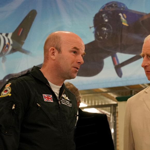 A tel point quen Angleterre, il est formellement interdit d'en produire ! 
Le roi Charles III d'Angleterre, lors d'une visite au Battle of Britain Memorial Flight (BBMF) à Coningsby, à l'occasion du 80ème anniversaire de l'opération Chastise, le 24 juillet 2023. Le souverain a rencontré des vétérans de la Seconde guerre mondiale. 