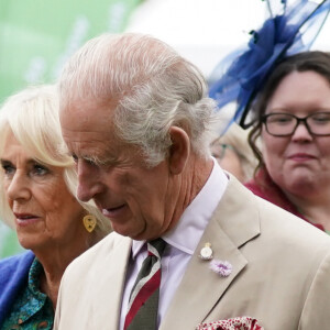 Si sa mère Elizabeth II en raffolait, le roi Charles III y est fermement opposé
Le roi Charles III d'Angleterre et Camilla Parker Bowles, reine consort d'Angleterre arrivent au Theatr Brycheiniog à Brecon, Royaume Uni, le 20 juillet 2023. 