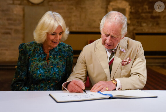 Le roi Charles III d'Angleterre et Camilla Parker Bowles, reine consort d'Angleterre lors d'une visite à la cathédrale de Brecon, Royaume Uni, le 20 juillet 2023.