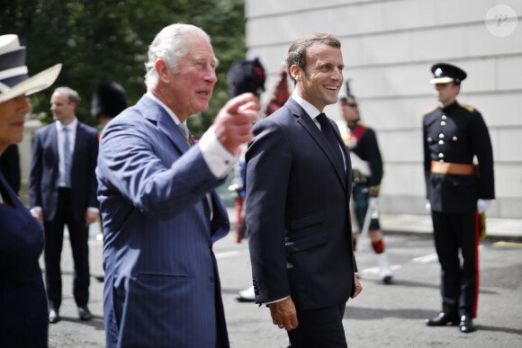 Le prince Charles, prince de Galles, Camilla Parker Bowles, duchesse de Cornouailles et le président de la République française Emmanuel Macron lors la commémoration du 80ème anniversaire de l'appel du 18 juin du général de Gaulle au Carlton Garden à Londres, Royaume Uni, le 18 juin 2010. © Tolga Akmen/Pool/Bestimage 