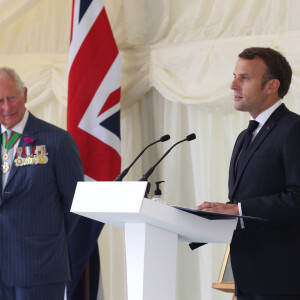 Le prince Charles, prince de Galles, Camilla Parker Bowles, duchesse de Cornouailles et le président de la République française Emmanuel Macron lors la commémoration du 80ème anniversaire de l'appel du 18 juin du général de Gaulle au Carlton Garden à Londres, Royaume Uni, le 18 juin 2010.