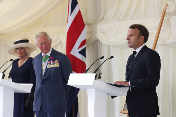 Le prince Charles, prince de Galles, Camilla Parker Bowles, duchesse de Cornouailles et le président de la République française Emmanuel Macron lors la commémoration du 80ème anniversaire de l'appel du 18 juin du général de Gaulle au Carlton Garden à Londres, Royaume Uni, le 18 juin 2010.