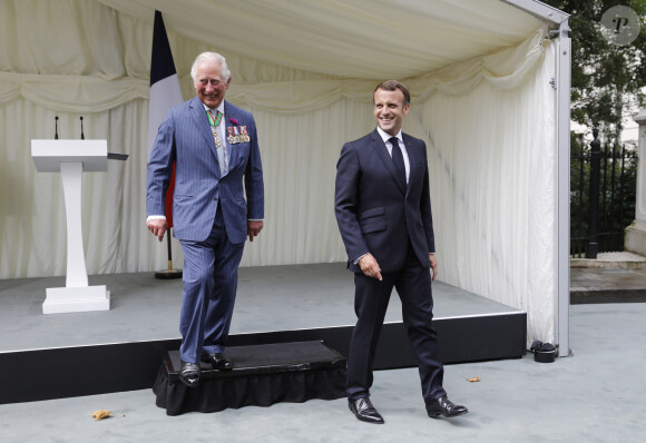 Le prince Charles, prince de Galles, Camilla Parker Bowles, duchesse de Cornouailles et le président de la République française Emmanuel Macron lors la commémoration du 80ème anniversaire de l'appel du 18 juin du général de Gaulle au Carlton Garden à Londres, Royaume Uni, le 18 juin 2010. © Tolga Akmen/Pool/Bestimage 