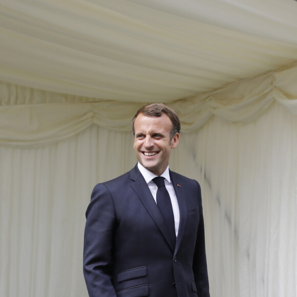 Le prince Charles, prince de Galles, Camilla Parker Bowles, duchesse de Cornouailles et le président de la République française Emmanuel Macron lors la commémoration du 80ème anniversaire de l'appel du 18 juin du général de Gaulle au Carlton Garden à Londres, Royaume Uni, le 18 juin 2010. © Tolga Akmen/Pool/Bestimage 