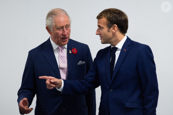 Le couple sera accueilli par Emmanuel Macron et Brigitte Macron en personne.
Le prince Charles, prince de Galles et le président Emmanuel Macron lors de la réunion à propos du Greenwall (Grande muraille verte), une initiative de l'Union africaine pour lutter contre les effets du changement climatique et de la désertification en Afrique en marge de la COP26 le 1er novembre 2021. © Raphael Lafargue / Pool / Bestimage 