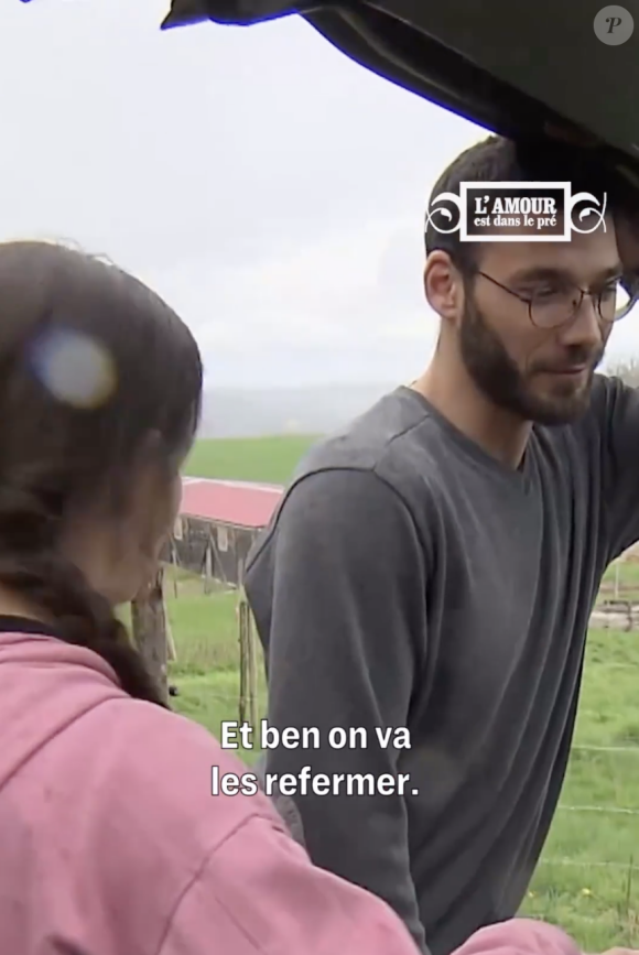 Le jeune homme pensait bien faire en voulant surprendre Anaïs mais s'est loupé. 
Romain et Anaïs dans "L'Amour est dans le pré" sur M6.